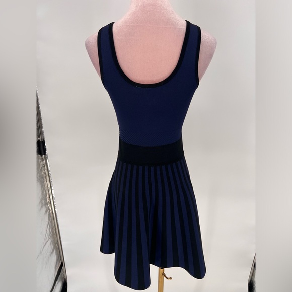 EUC Guess Los Angeles Fit And Flare Dress - Picture 9 of 11